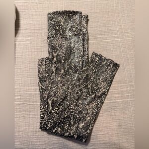 Spanx Vegan Faux Leather Snake Reptile Shine Liquid Leggings Black Gray